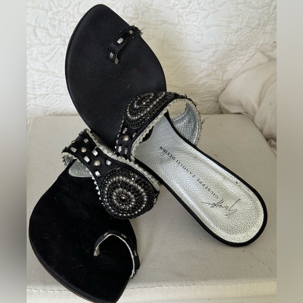 Giuseppe Zanotti - Black and bejeweled with toe loop and kitten heel sandals. - Picture 15 of 16